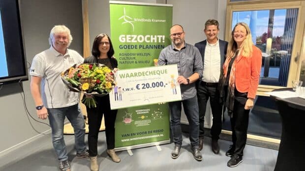 OBS De Pannebakker ontvangt een cheque van Windpark Krammer.